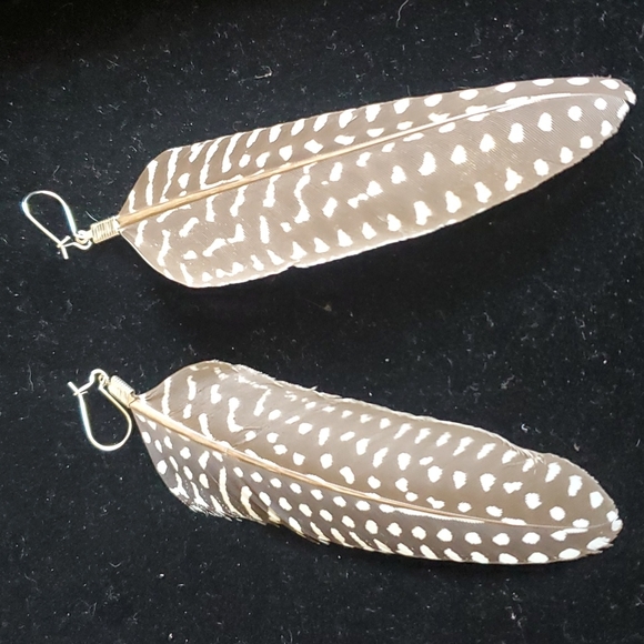 Medium Size Feather 🪶 Earrings. - Picture 4 of 7